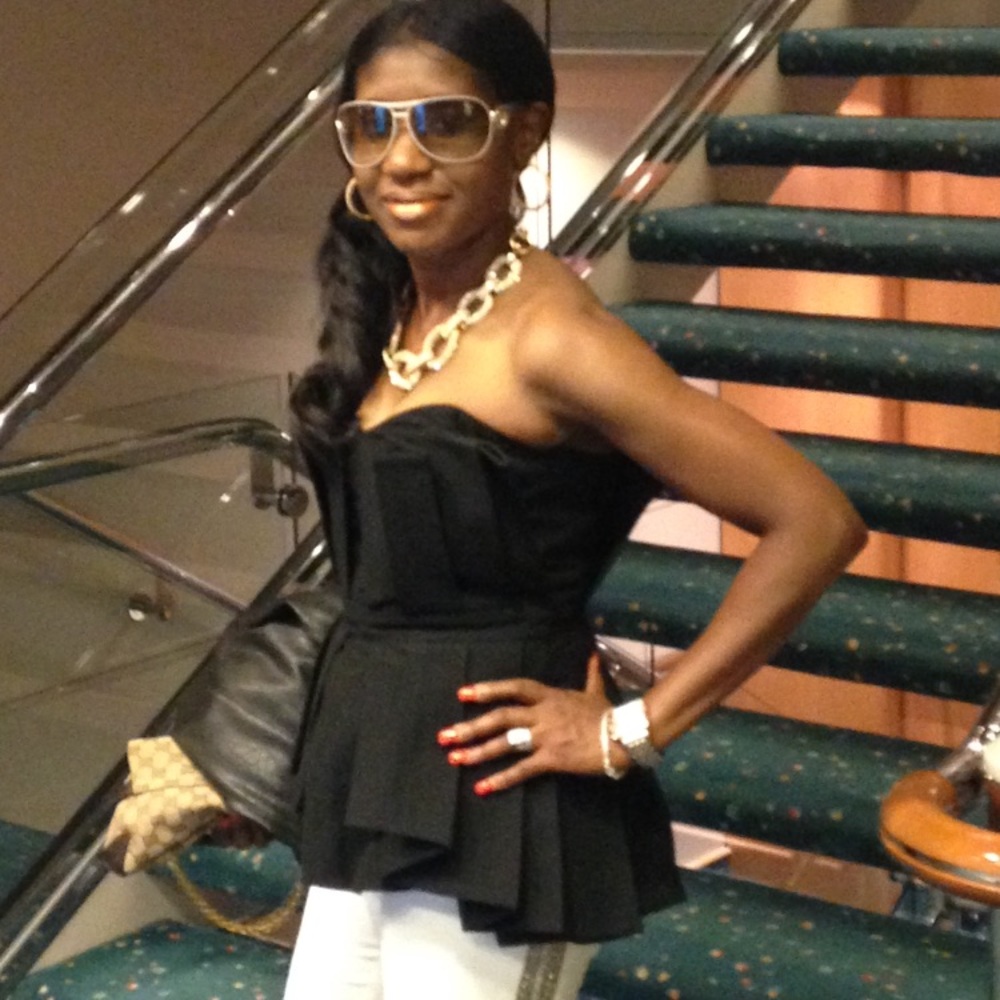 Welcome to Antoinette’s Lux Closet. - Picture 7 of 8